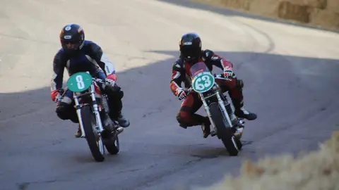 La Bañeza vibra con el rugido de las motos en la jornada previa al Gran Premio. Miles de aficionados llenan las calles en un sábado de entrenamientos y calificaciones que confirma los pronósticos y eleva las expectativas para la gran cita del domingo. Fotos de Isaac Llamazares