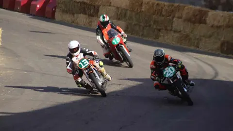 La Bañeza vibra con el rugido de las motos en la jornada previa al Gran Premio. Miles de aficionados llenan las calles en un sábado de entrenamientos y calificaciones que confirma los pronósticos y eleva las expectativas para la gran cita del domingo. Fotos de Isaac Llamazares