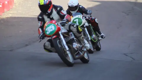 La Bañeza vibra con el rugido de las motos en la jornada previa al Gran Premio. Miles de aficionados llenan las calles en un sábado de entrenamientos y calificaciones que confirma los pronósticos y eleva las expectativas para la gran cita del domingo. Fotos de Isaac Llamazares