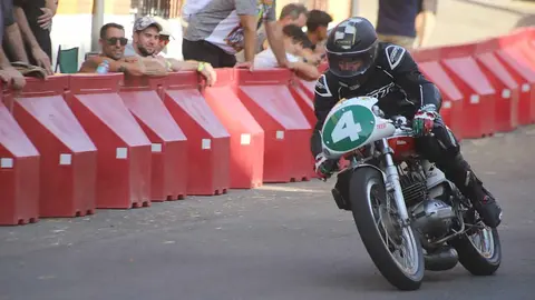 La Bañeza vibra con el rugido de las motos en la jornada previa al Gran Premio. Miles de aficionados llenan las calles en un sábado de entrenamientos y calificaciones que confirma los pronósticos y eleva las expectativas para la gran cita del domingo. Fotos de Isaac Llamazares