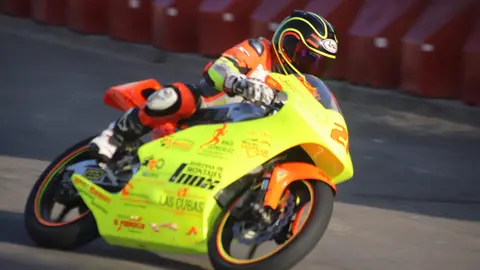 La Bañeza vibra con el rugido de las motos en la jornada previa al Gran Premio. Miles de aficionados llenan las calles en un sábado de entrenamientos y calificaciones que confirma los pronósticos y eleva las expectativas para la gran cita del domingo. Fotos de Isaac Llamazares