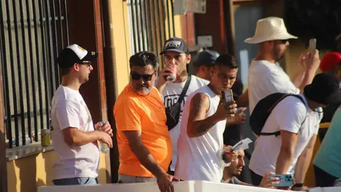 La Bañeza vibra con el rugido de las motos en la jornada previa al Gran Premio. Miles de aficionados llenan las calles en un sábado de entrenamientos y calificaciones que confirma los pronósticos y eleva las expectativas para la gran cita del domingo. Fotos de Isaac Llamazares