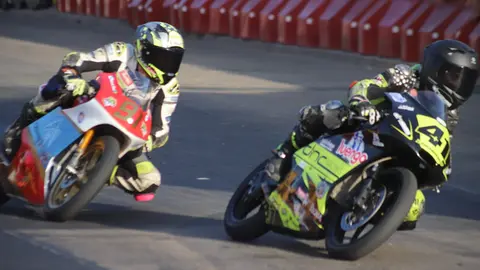 La Bañeza vibra con el rugido de las motos en la jornada previa al Gran Premio. Miles de aficionados llenan las calles en un sábado de entrenamientos y calificaciones que confirma los pronósticos y eleva las expectativas para la gran cita del domingo. Fotos de Isaac Llamazares