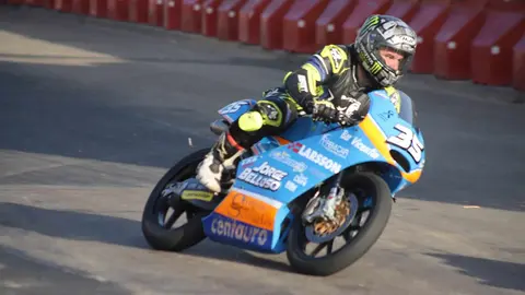 La Bañeza vibra con el rugido de las motos en la jornada previa al Gran Premio. Miles de aficionados llenan las calles en un sábado de entrenamientos y calificaciones que confirma los pronósticos y eleva las expectativas para la gran cita del domingo. Fotos de Isaac Llamazares