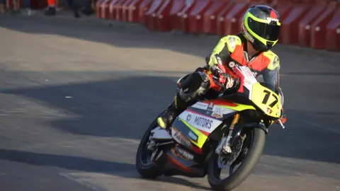 La Bañeza vibra con el rugido de las motos en la jornada previa al Gran Premio. Miles de aficionados llenan las calles en un sábado de entrenamientos y calificaciones que confirma los pronósticos y eleva las expectativas para la gran cita del domingo. Fotos de Isaac Llamazares