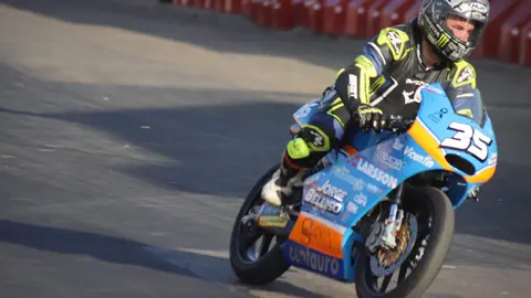 La Bañeza vibra con el rugido de las motos en la jornada previa al Gran Premio. Miles de aficionados llenan las calles en un sábado de entrenamientos y calificaciones que confirma los pronósticos y eleva las expectativas para la gran cita del domingo. Fotos de Isaac Llamazares