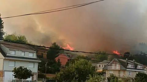 El fuego arrasa la cara sur de los Aquilianos y amenaza la Reserva de la Biosfera de los Ancares.
