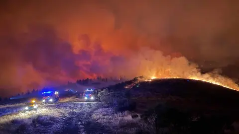 El Ejército se ha desplegado en el entorno del parque natural de Las Médulas. La Unidad Militar de Emergencias (UME) colabora en las labores de extinción del fuego que asola la localidad de Yeres, en el municipio de El Puente.