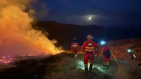 El Ejército se ha desplegado en el entorno del parque natural de Las Médulas. La Unidad Militar de Emergencias (UME) colabora en las labores de extinción del fuego que asola la localidad de Yeres, en el municipio de El Puente.