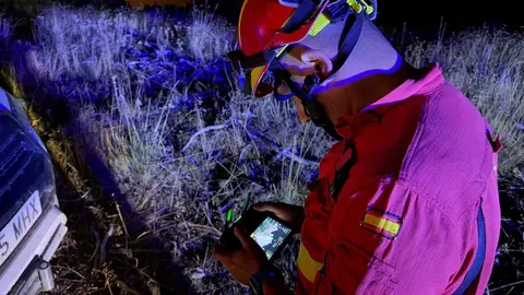 El Ejército se ha desplegado en el entorno del parque natural de Las Médulas. La Unidad Militar de Emergencias (UME) colabora en las labores de extinción del fuego que asola la localidad de Yeres, en el municipio de El Puente.