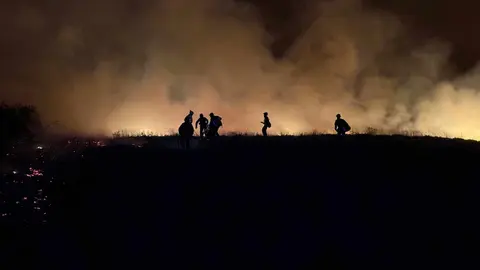 El Ejército se ha desplegado en el entorno del parque natural de Las Médulas. La Unidad Militar de Emergencias (UME) colabora en las labores de extinción del fuego que asola la localidad de Yeres, en el municipio de El Puente. Las Brif luchan codo con codo por impedir el avance de las llamas.