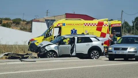 Tres heridos tras una colisión por alcance en la N-630 a la altura de Sariegos del Bernesga.