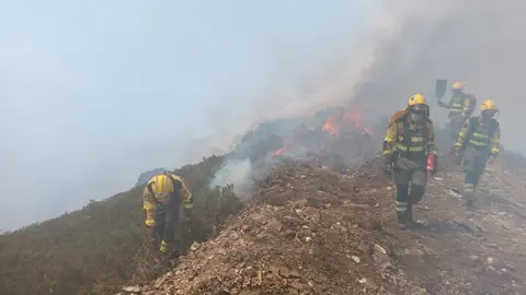 El Ejército se ha desplegado en el entorno del parque natural de Las Médulas. La Unidad Militar de Emergencias (UME) colabora en las labores de extinción del fuego que asola la localidad de Yeres, en el municipio de El Puente. Las Brif luchan codo con codo por impedir el avance de las llamas.