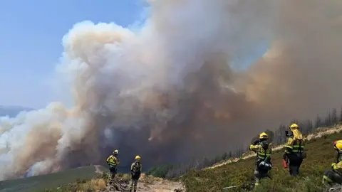 El Ejército se ha desplegado en el entorno del parque natural de Las Médulas. La Unidad Militar de Emergencias (UME) colabora en las labores de extinción del fuego que asola la localidad de Yeres, en el municipio de El Puente. Las Brif luchan codo con codo por impedir el avance de las llamas.