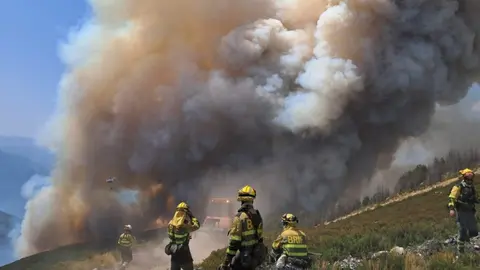 El Ejército se ha desplegado en el entorno del parque natural de Las Médulas. La Unidad Militar de Emergencias (UME) colabora en las labores de extinción del fuego que asola la localidad de Yeres, en el municipio de El Puente. Las Brif luchan codo con codo por impedir el avance de las llamas.