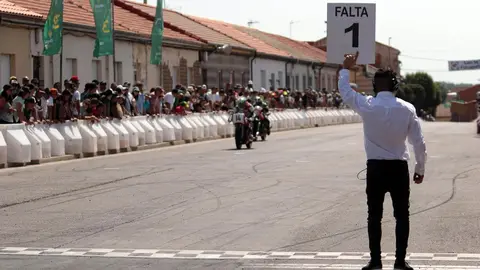 La Bañeza, bajo un calor abrasador, se ha llenado del mejor motociclismo este domingo con la presencia de miles de espectadores. Fotos de Peio García (1)