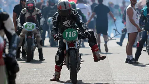 La Bañeza, bajo un calor abrasador, se ha llenado del mejor motociclismo este domingo con la presencia de miles de espectadores. Fotos de Peio García