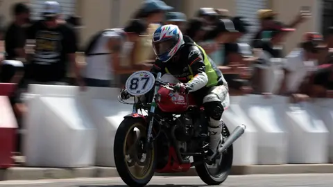 La Bañeza, bajo un calor abrasador, se ha llenado del mejor motociclismo este domingo con la presencia de miles de espectadores. Fotos de Peio García