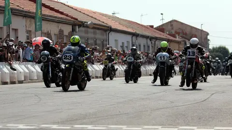 La Bañeza, bajo un calor abrasador, se ha llenado del mejor motociclismo este domingo con la presencia de miles de espectadores. Fotos de Peio García