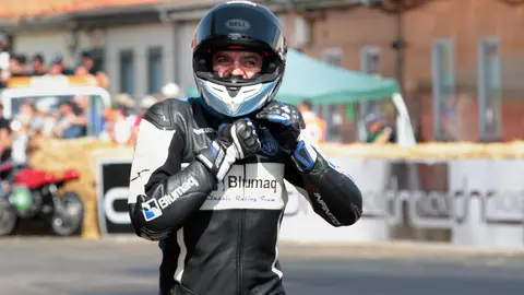 La Bañeza, bajo un calor abrasador, se ha llenado del mejor motociclismo este domingo con la presencia de miles de espectadores. Fotos de Peio García