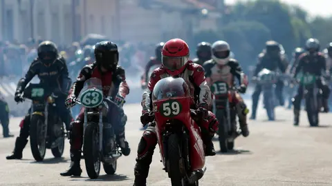 La Bañeza, bajo un calor abrasador, se ha llenado del mejor motociclismo este domingo con la presencia de miles de espectadores. Fotos de Peio García