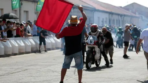 La Bañeza, bajo un calor abrasador, se ha llenado del mejor motociclismo este domingo con la presencia de miles de espectadores. Fotos de Peio García