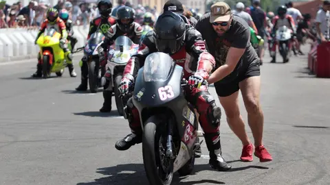 Más de 50.000 personas vibraron con el 64º Gran Premio de Velocidad “Ciudad de La Bañeza”, en una jornada marcada por el intenso calor, la emoción en cada curva y el compromiso de una ciudad entera con su prueba más emblemática. Fotos: Peio García