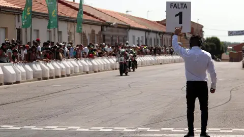 La Bañeza, bajo un calor abrasador, se ha llenado del mejor motociclismo este domingo con la presencia de miles de espectadores. Fotos de Peio García (1)