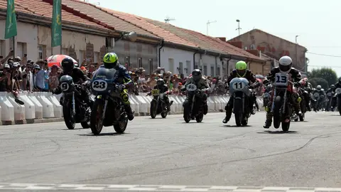 Más de 50.000 personas vibraron con el 64º Gran Premio de Velocidad “Ciudad de La Bañeza”, en una jornada marcada por el intenso calor, la emoción en cada curva y el compromiso de una ciudad entera con su prueba más emblemática. Fotos: Peio García