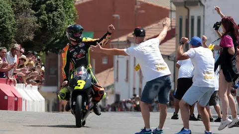Más de 50.000 personas vibraron con el 64º Gran Premio de Velocidad “Ciudad de La Bañeza”, en una jornada marcada por el intenso calor, la emoción en cada curva y el compromiso de una ciudad entera con su prueba más emblemática. Fotos: Peio García