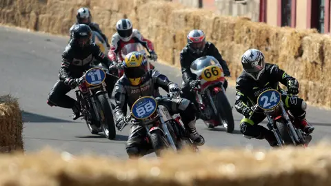 Más de 50.000 personas vibraron con el 64º Gran Premio de Velocidad “Ciudad de La Bañeza”, en una jornada marcada por el intenso calor, la emoción en cada curva y el compromiso de una ciudad entera con su prueba más emblemática. Fotos: Peio García