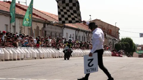 Más de 50.000 personas vibraron con el 64º Gran Premio de Velocidad “Ciudad de La Bañeza”, en una jornada marcada por el intenso calor, la emoción en cada curva y el compromiso de una ciudad entera con su prueba más emblemática. Fotos: Peio García
