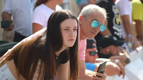 La Bañeza, bajo un calor abrasador, se ha llenado del mejor motociclismo este domingo con la presencia de miles de espectadores. En la imagen, el extraordinario ambiente de este domingo en La Bañeza. Foto: Isaac Llamazares