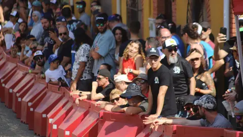 La Bañeza, bajo un calor abrasador, se ha llenado del mejor motociclismo este domingo con la presencia de miles de espectadores. En la imagen, el extraordinario ambiente de este domingo en La Bañeza. Foto: Isaac Llamazares