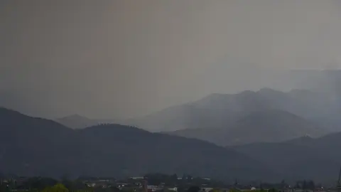 El avance de las llamas en el municipio de Congosto, concretamente en la localidad de Almázcara, ha causado daños materiales que afectan incluso a infraestructuras simbólicas.