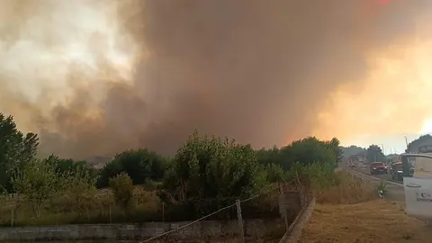 El humo de los incendios provoca un ocaso teñido de rojo en León. Foto: Peio García