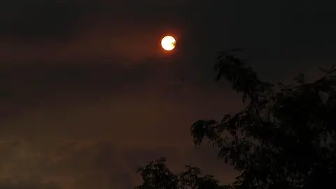 El humo de los incendios provoca un ocaso teñido de rojo en León. Foto: Peio García