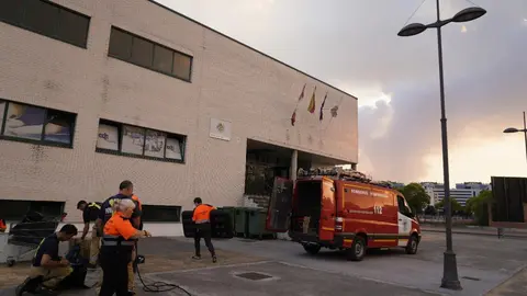 Preparativos en el pabellón Lydia Valentín de Ponferrada para los vecinos evacuados por el incendio en Las Médulas. Foto: César Sánchez
