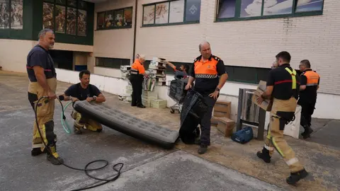 Preparativos en el pabellón Lydia Valentín de Ponferrada para los vecinos evacuados por el incendio en Las Médulas. Foto: César Sánchez