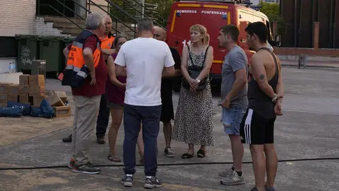 Preparativos en el pabellón Lydia Valentín de Ponferrada para los vecinos evacuados por el incendio en Las Médulas. Foto: César Sánchez