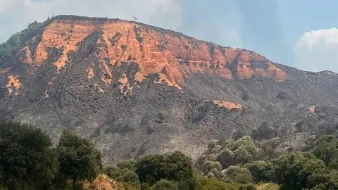 Imagen de Las Médulas tras el paso de las llamas.