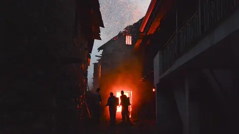 Imagen de las llamas consumiendo viviendas en una fotografía publicada por El Bierzo Digital y realizada por Quinito.