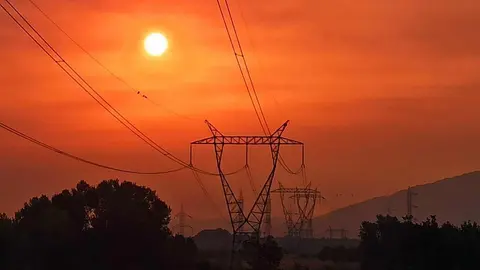 El cielo del Bierzo amanece teñido de rojo debido a los incendios.