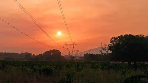 El cielo del Bierzo amanece teñido de rojo debido a los incendios.
