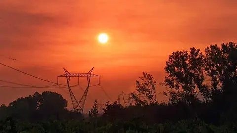El cielo del Bierzo amanece teñido de rojo debido a los incendios.