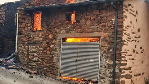 Las Médulas, Patrimonio de la Humanidad, devastadas por el fuego: centenares de castaños centenarios arrasados. El incendio arrasa el emblemático paraje y deja tras de sí un paisaje desolador que enluta a la comunidad local. Fotos de Diputación de León