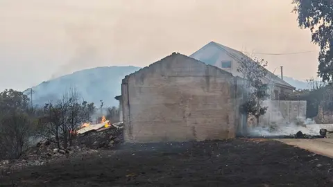 Las Médulas, reconocidas internacionalmente como Patrimonio de la Humanidad, han sucumbido al voraz incendio que desde hace días asola la provincia de León. El fuego no ha dejado rincón sin quemar, arrasando el característico paisaje de esta antigua mina romana y convirtiéndolo en un escenario de ceniza y destrucción. Fotos: DipuLeón