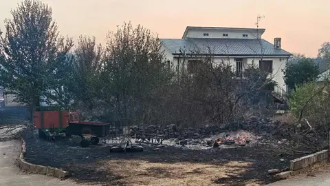 Las Médulas, reconocidas internacionalmente como Patrimonio de la Humanidad, han sucumbido al voraz incendio que desde hace días asola la provincia de León. El fuego no ha dejado rincón sin quemar, arrasando el característico paisaje de esta antigua mina romana y convirtiéndolo en un escenario de ceniza y destrucción. Fotos: DipuLeón