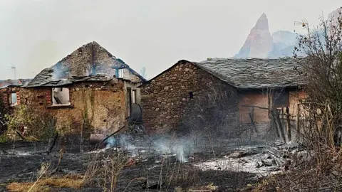 Las Médulas, reconocidas internacionalmente como Patrimonio de la Humanidad, han sucumbido al voraz incendio que desde hace días asola la provincia de León. El fuego no ha dejado rincón sin quemar, arrasando el característico paisaje de esta antigua mina romana y convirtiéndolo en un escenario de ceniza y destrucción. Fotos: DipuLeón