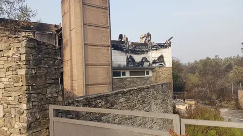 Las Médulas, reconocidas internacionalmente como Patrimonio de la Humanidad, han sucumbido al voraz incendio que desde hace días asola la provincia de León. El fuego no ha dejado rincón sin quemar, arrasando el característico paisaje de esta antigua mina romana y convirtiéndolo en un escenario de ceniza y destrucción. Fotos: DipuLeón